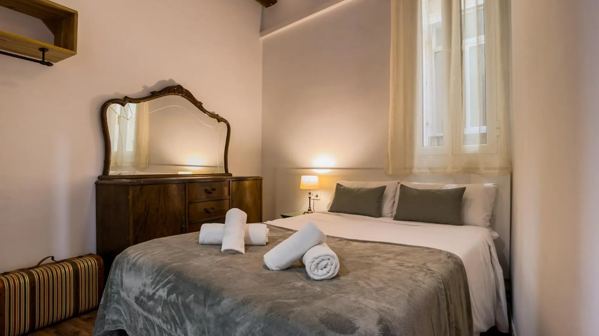 Apartment Magalhaes - Trad Flat In Poble Sec, Near Ramblas Barcelona